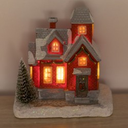 Scena de Craciun Casa Rosie cu Brad & Lumina LED 10x7x11cm